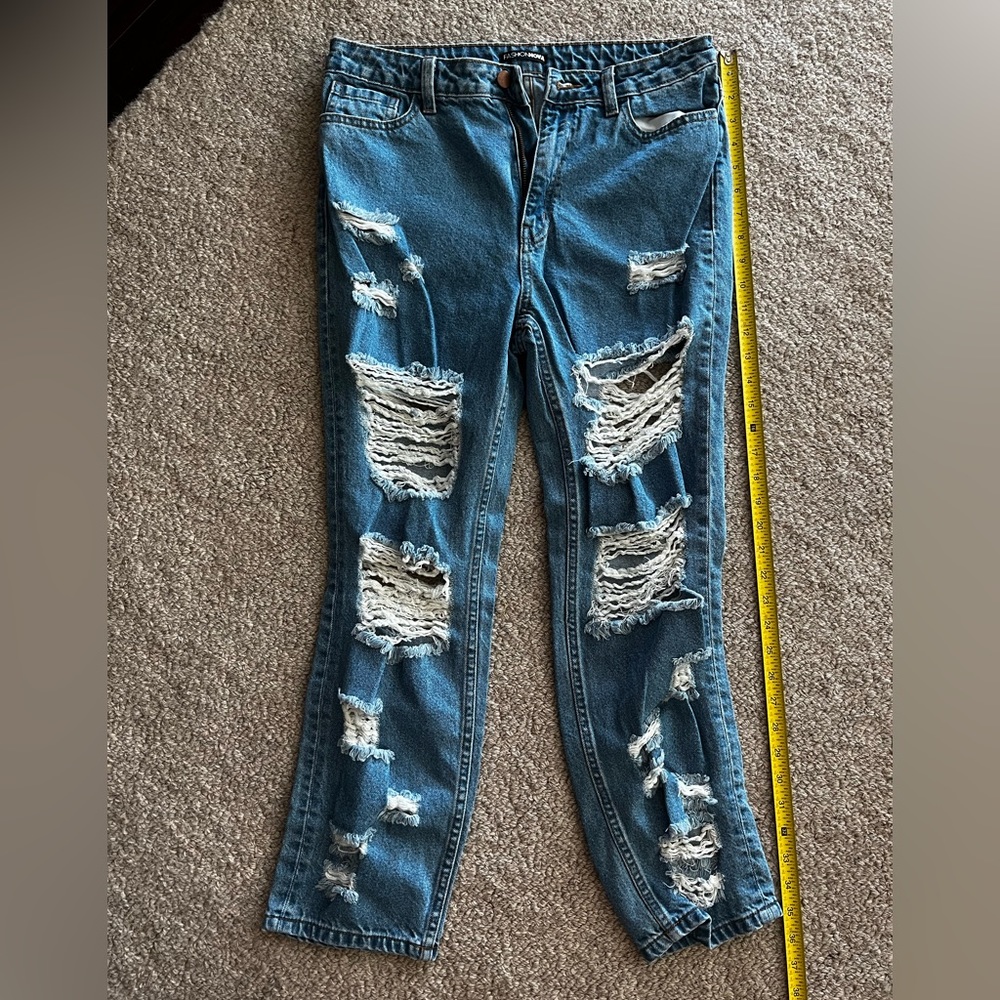 Fashion Nova distressed denim size 7/28